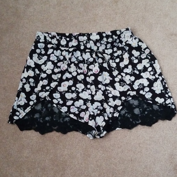 Pants - High rise floral short